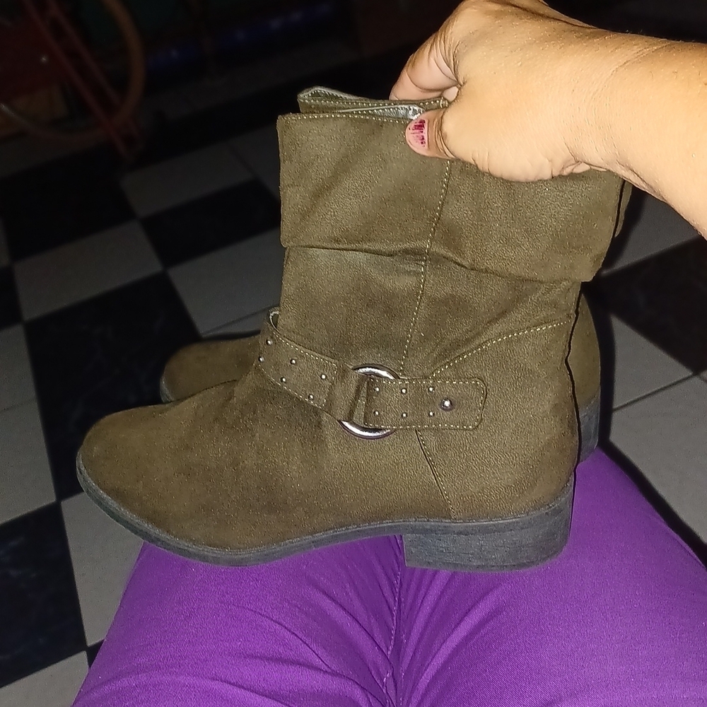 American eagle women’s Olive ankle boots, NWOT, 7.5, zip